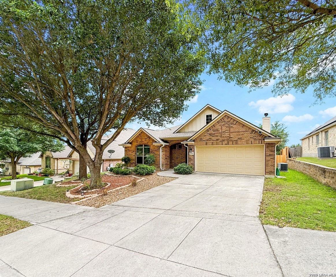 2209 Crary Mdw - Photo 2 of 34