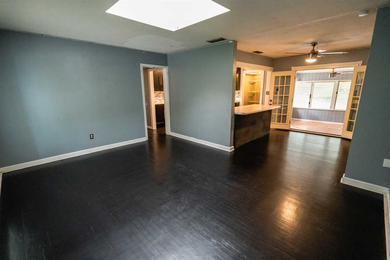 216 Edwards St - Photo 4 of 38