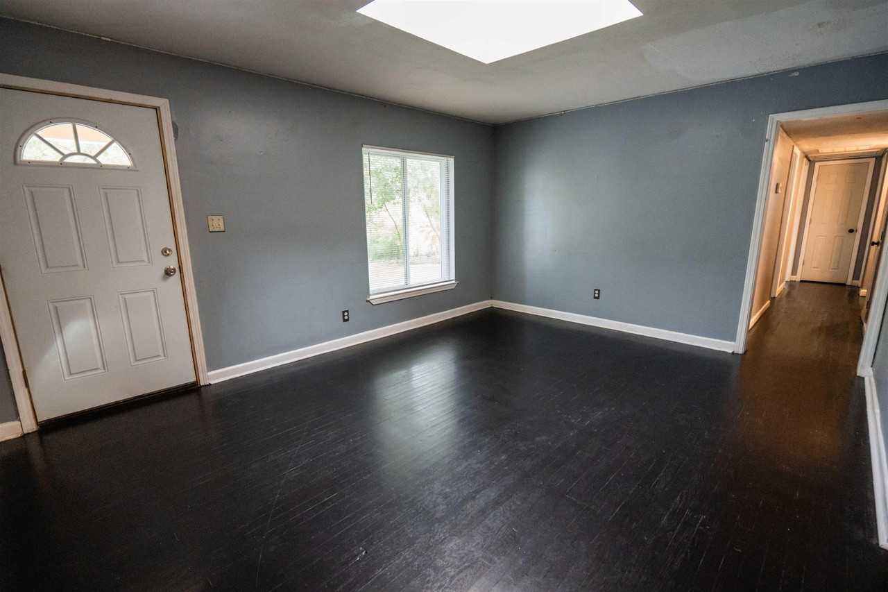 216 Edwards St - Photo 5 of 38