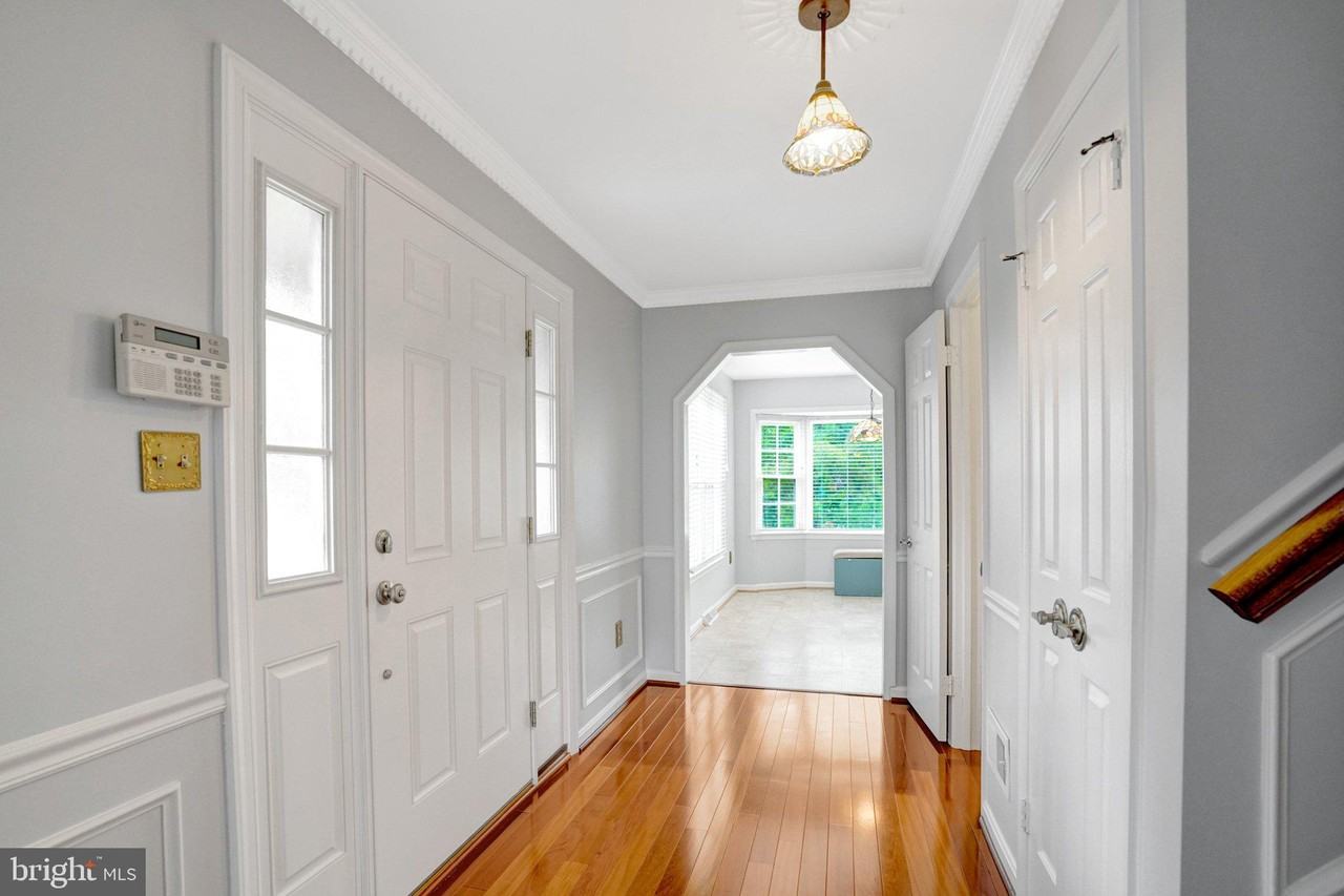 7363 Mallory Cir - Photo 4 of 34