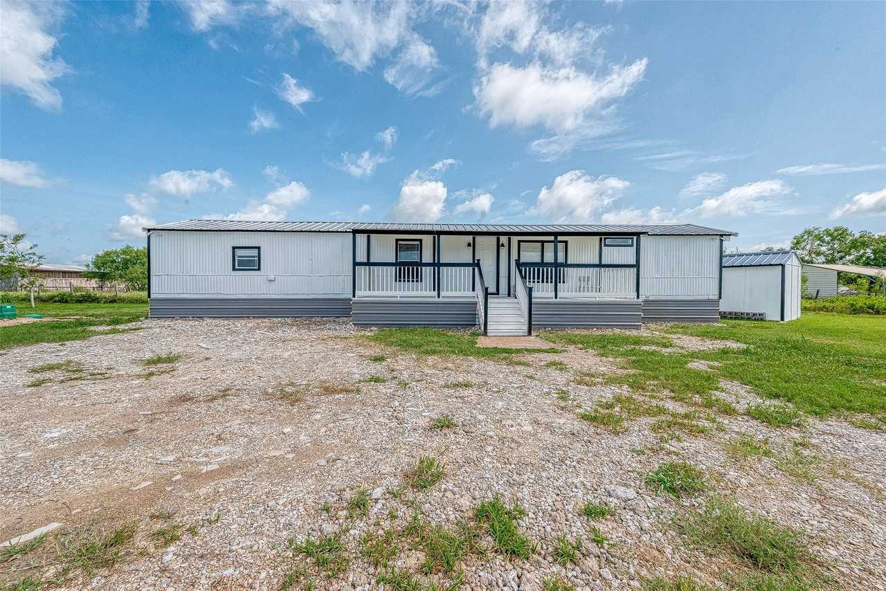 8240 Bullard Road - Photo 3 of 41