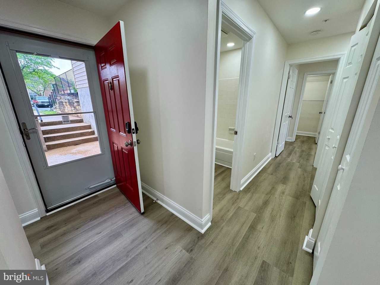 1142 Windemere Ct - Photo 4 of 30