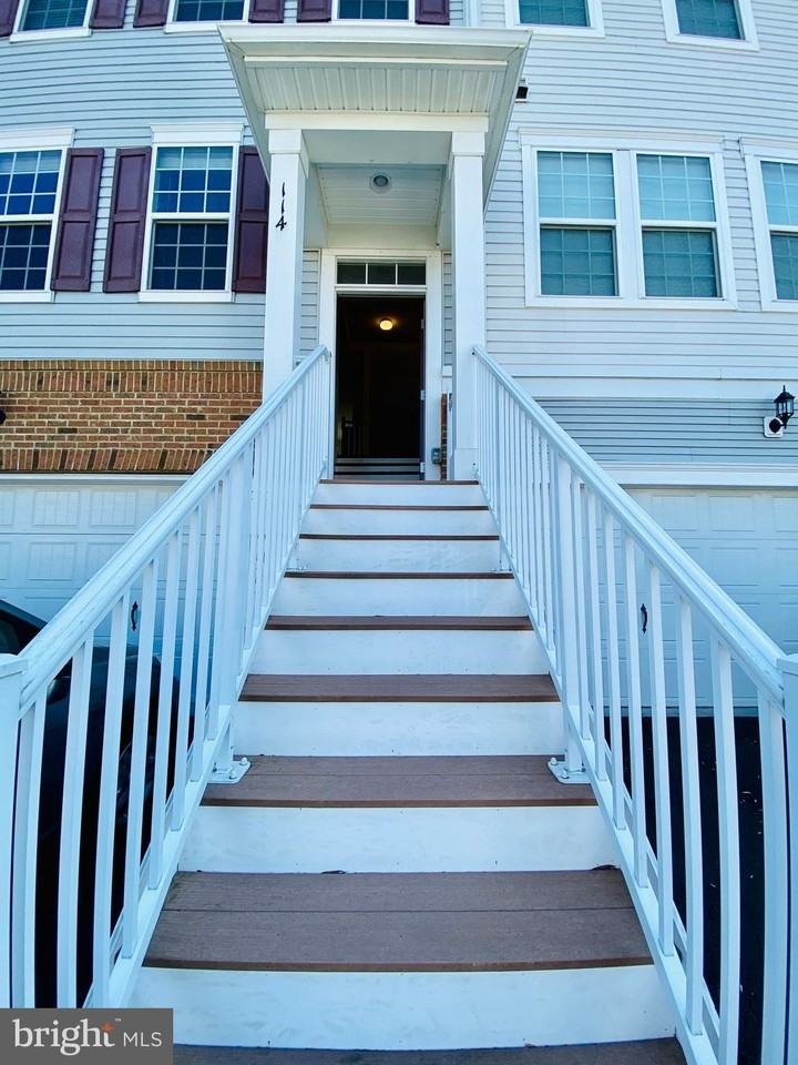 114 Admiral Ln - Photo 2 of 16