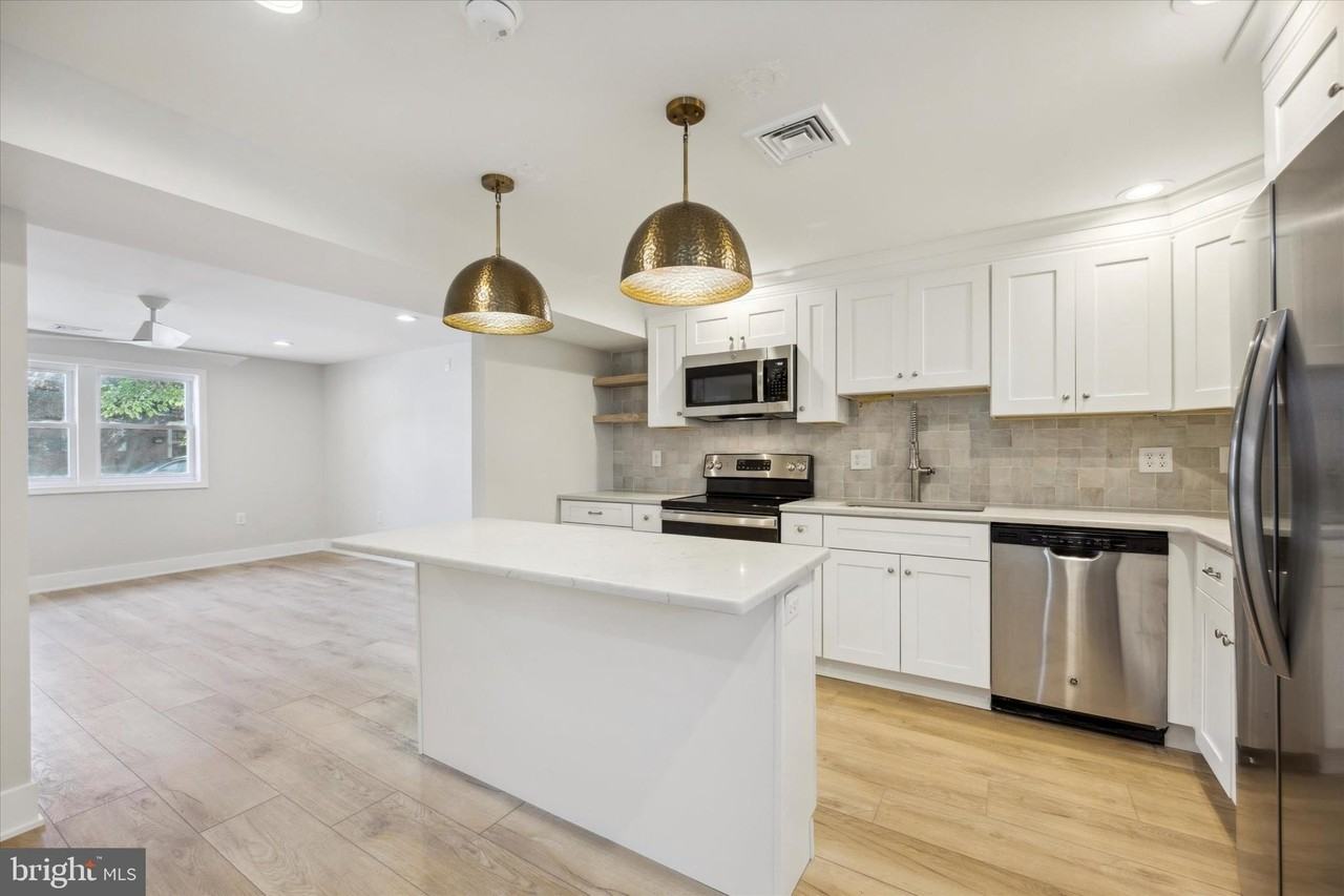 704 S Adams St - Photo 5 of 15