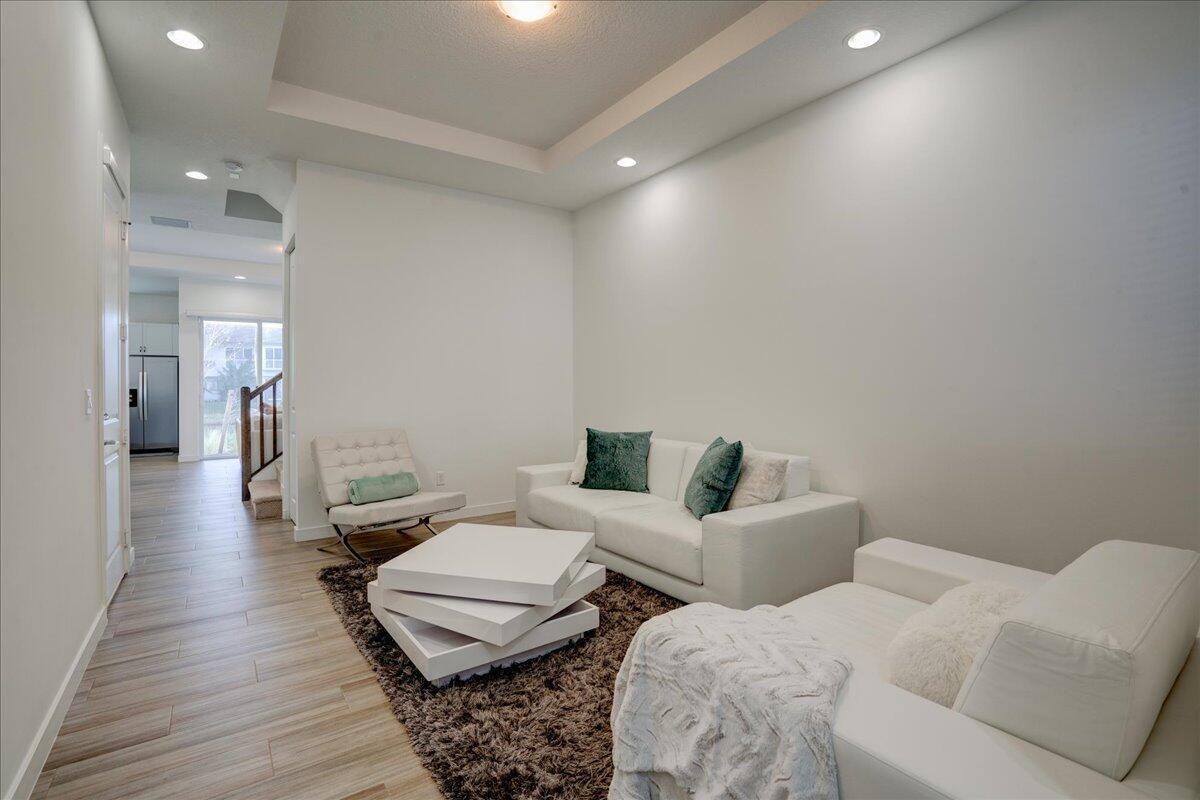 1451 Pioneer Way - Photo 6 of 50
