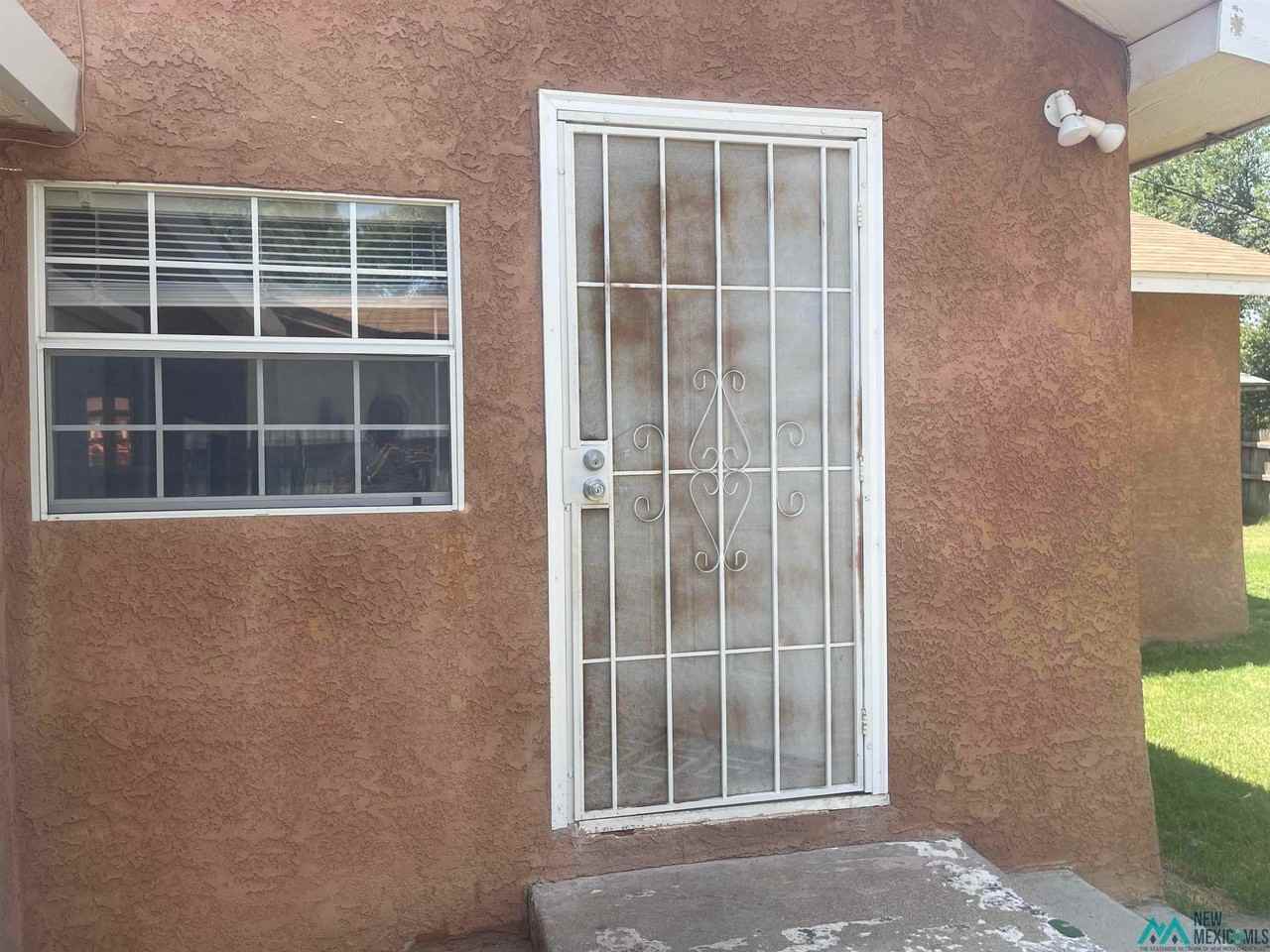 908 Maple St - Photo 2 of 25