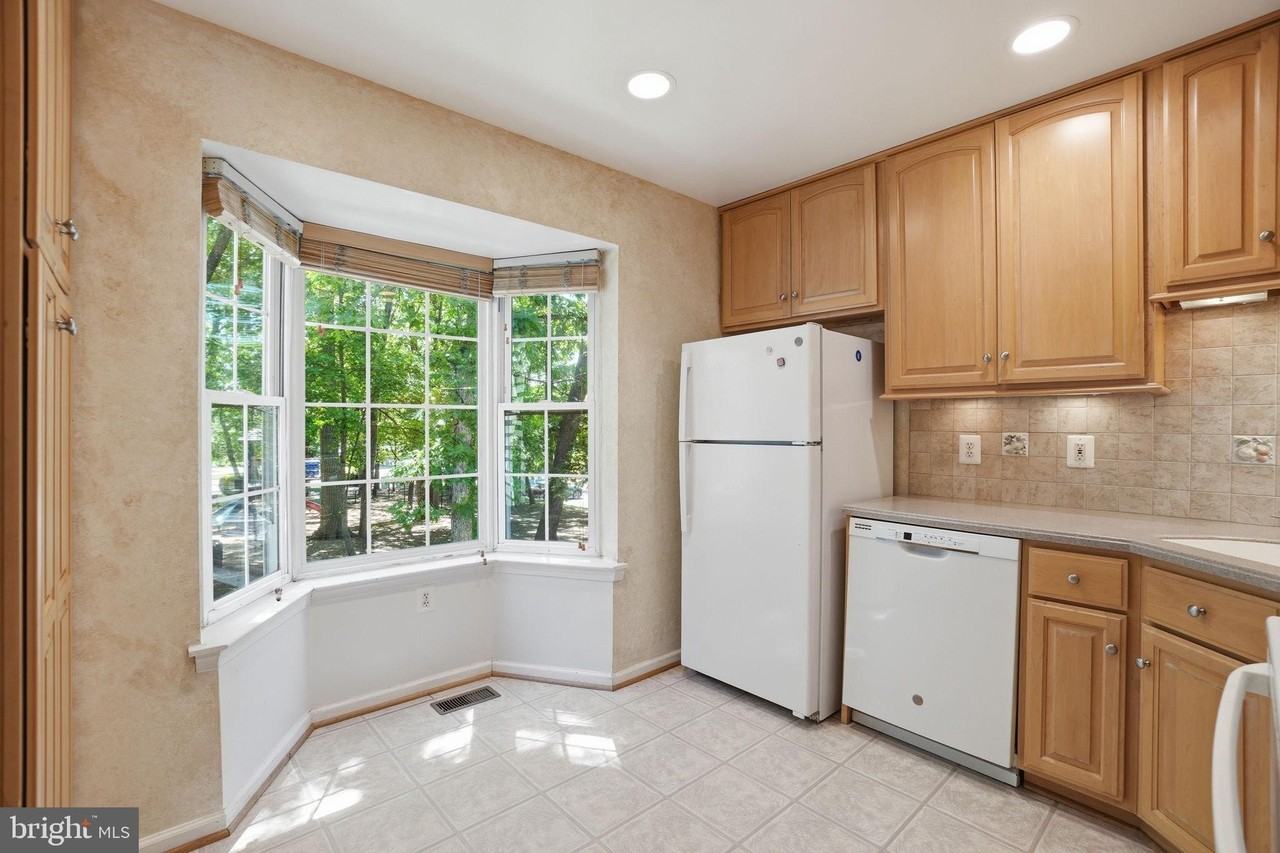 2391 Hunters Square Ct - Photo 6 of 25
