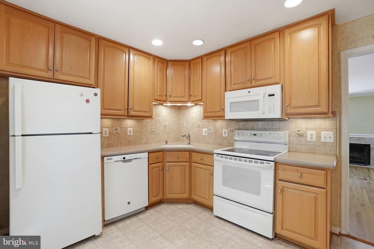 2391 Hunters Square Ct - Photo 7 of 25