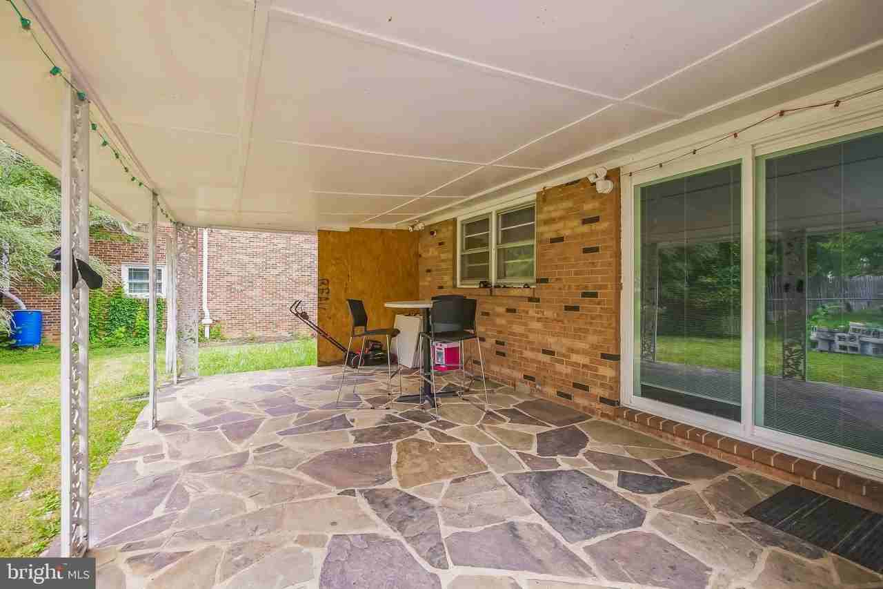 323 Russelcroft Rd - Photo 3 of 40