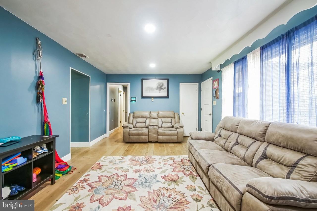 323 Russelcroft Rd - Photo 4 of 40