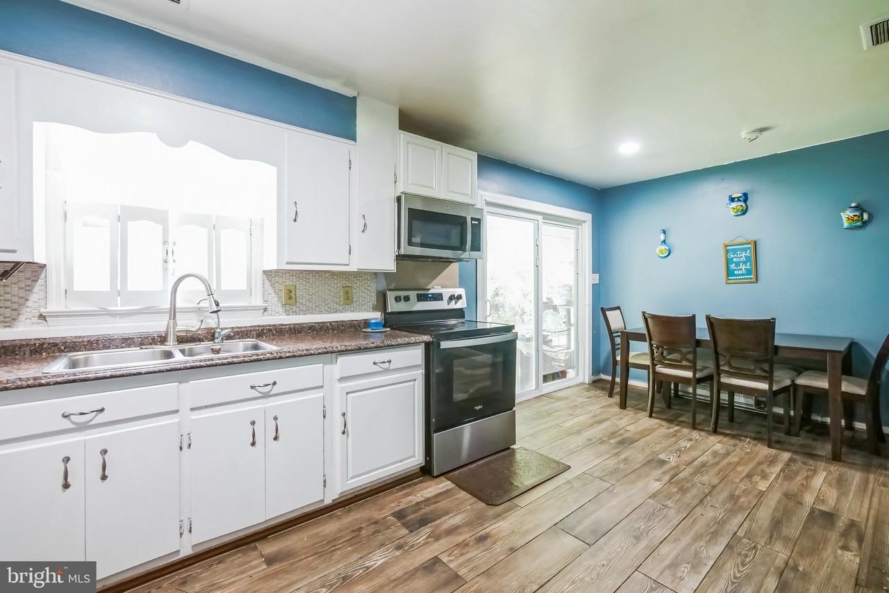323 Russelcroft Rd - Photo 5 of 40