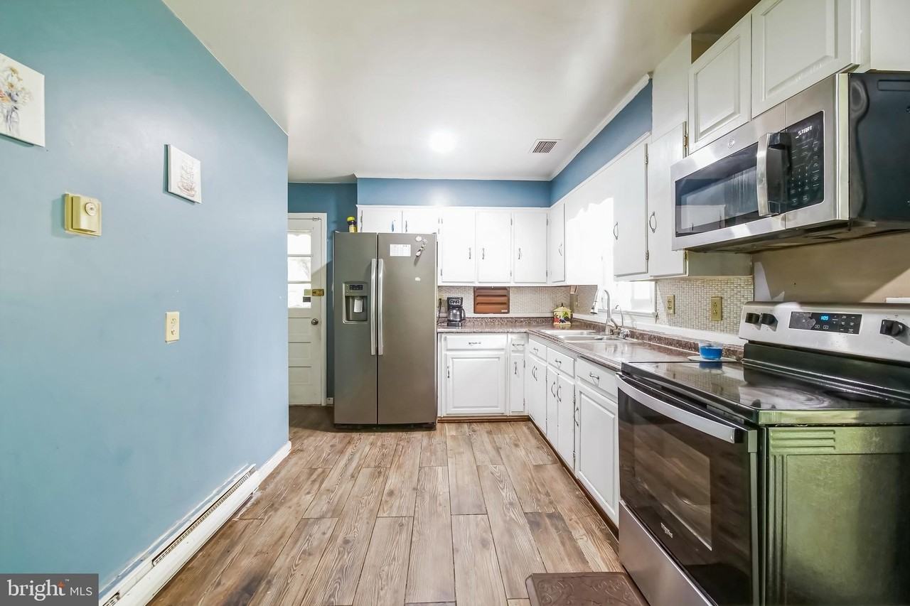 323 Russelcroft Rd - Photo 6 of 40