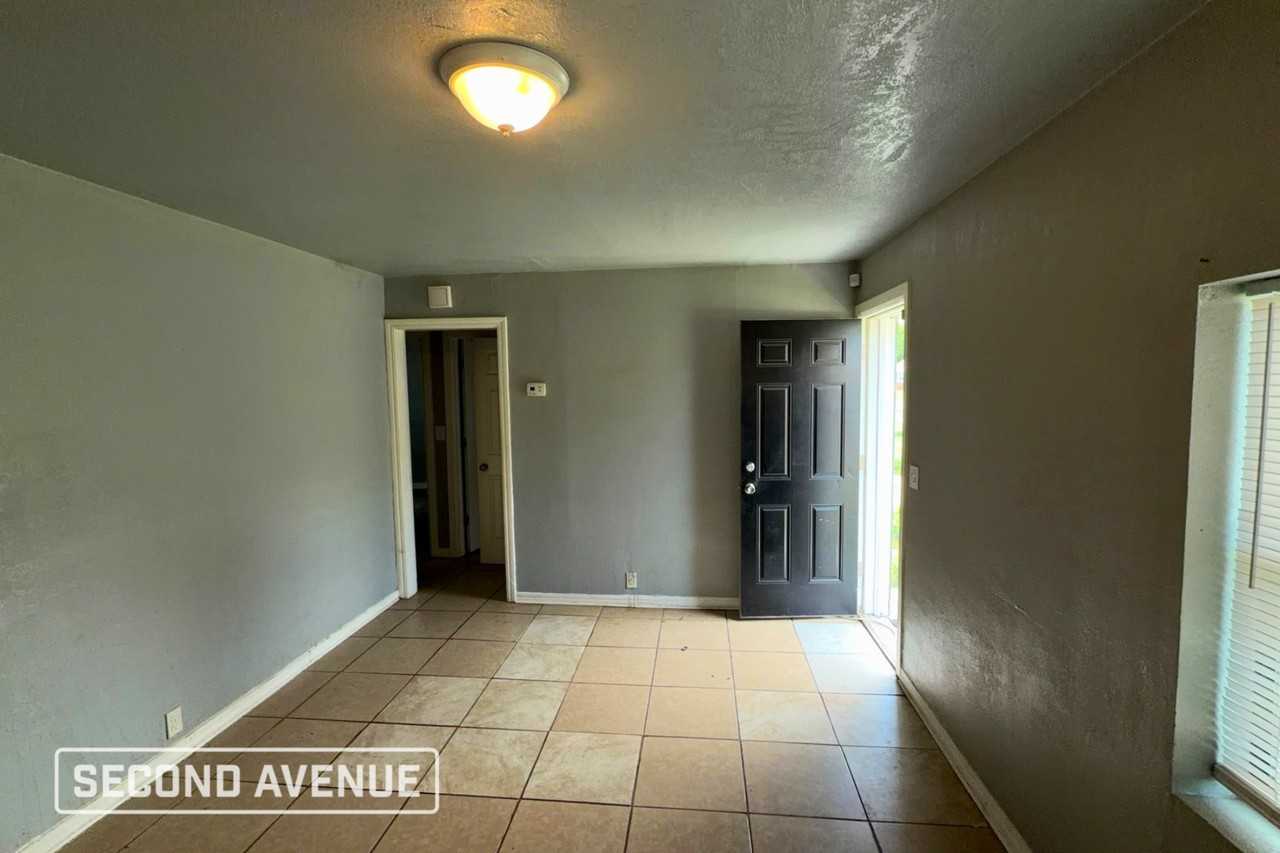 2212 Miramar Blvd - Photo 5 of 14