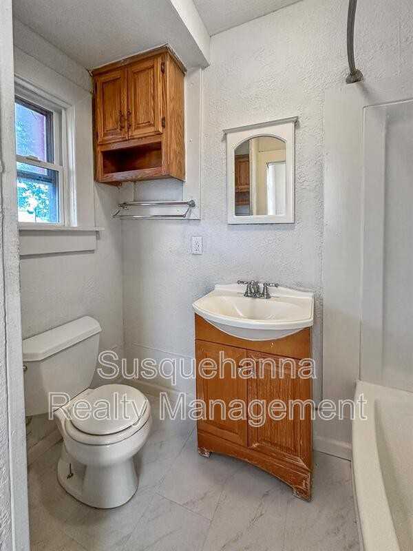 537 Woodward St - Photo 4 of 18