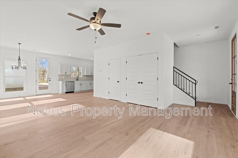 105 Carroll Cir - Photo 4 of 27