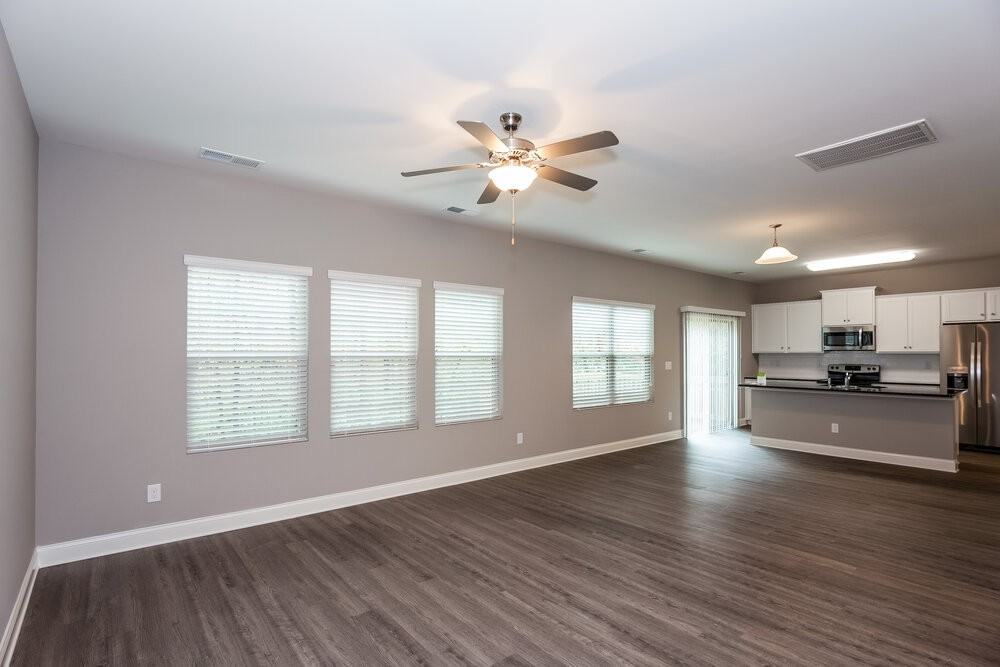 421 Breezewood Dr - Photo 4 of 17