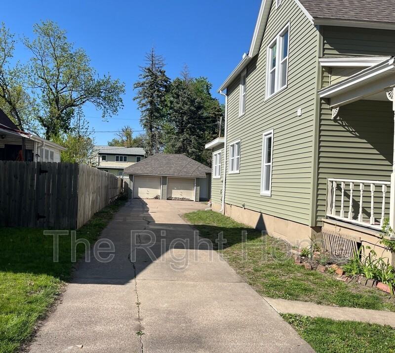 840 E 6th St - Photo 2 of 19