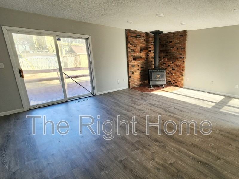 840 E 6th St - Photo 5 of 19