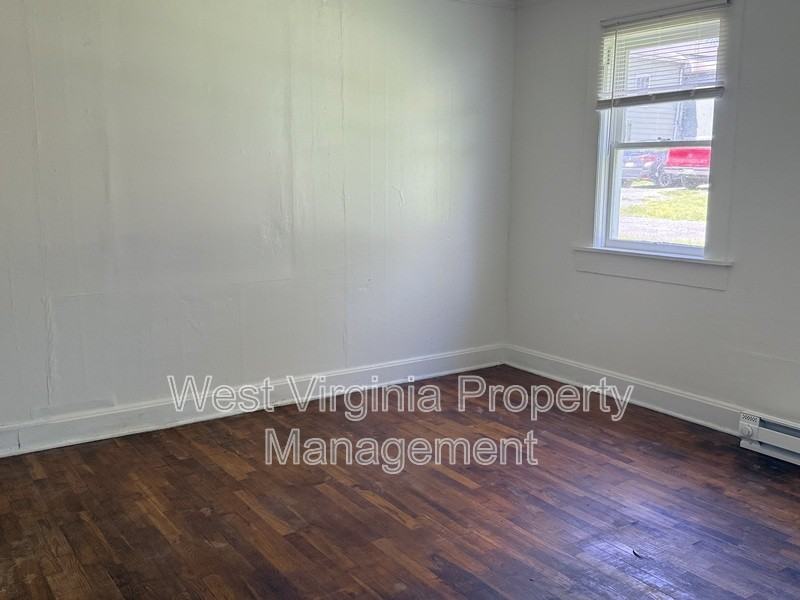 110 Peck Ct - Photo 6 of 10