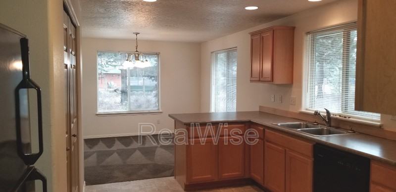 16139 Park Dr - Photo 2 of 10