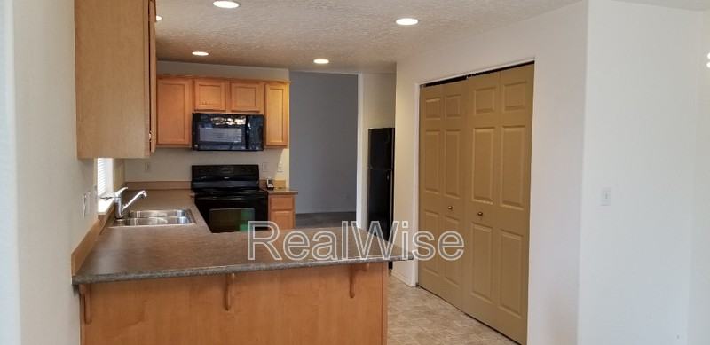 16139 Park Dr - Photo 3 of 10