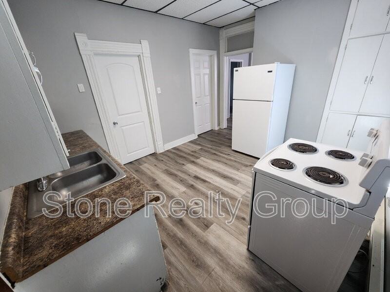 121 Gilbert Ave #1 - Photo 3 of 7