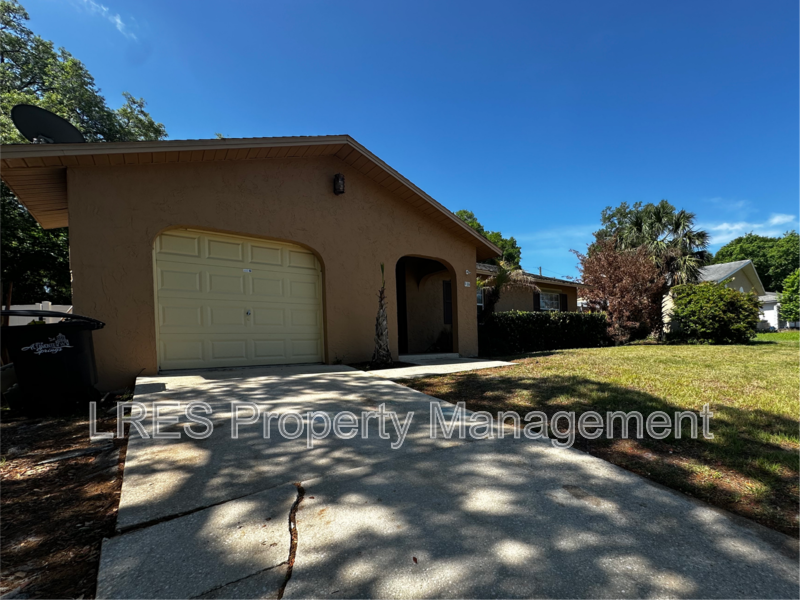 910 Sycamore Ln - Photo 3 of 34