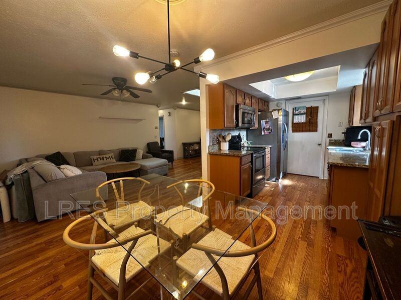 910 Sycamore Ln - Photo 4 of 34