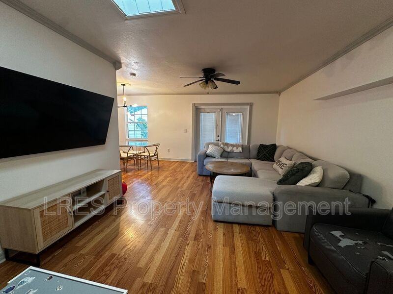 910 Sycamore Ln - Photo 5 of 34