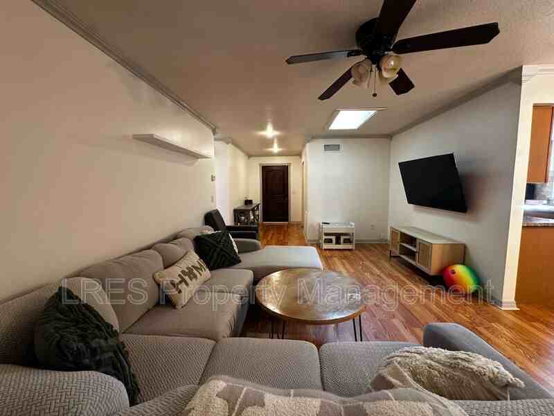 910 Sycamore Ln - Photo 6 of 34