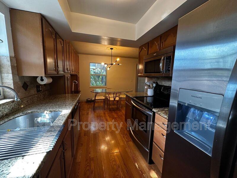 910 Sycamore Ln - Photo 7 of 34
