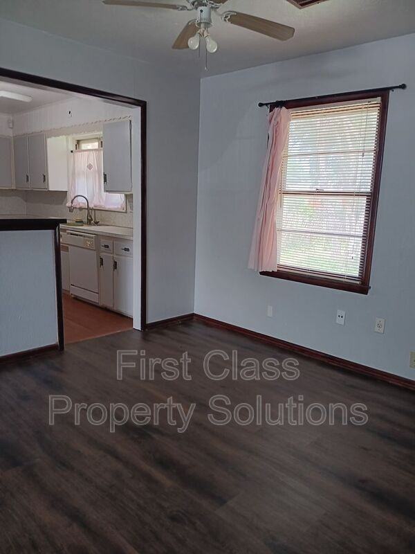 2801 Sw 51st St - Photo 6 of 12