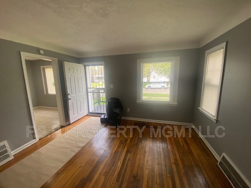 8850 Rosemont Ave - Photo 3 of 12