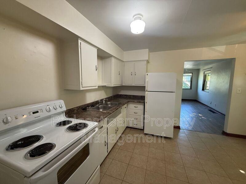 426 Wonderly Ave #3 - Photo 6 of 8