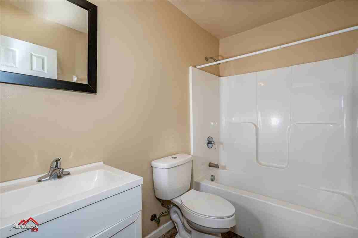 1225 Pecan Street, Unit B - Photo 6 of 24