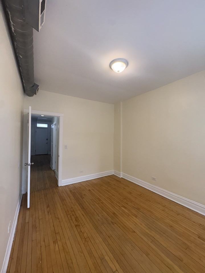 712 West 17th Street - Photo 2 of 6