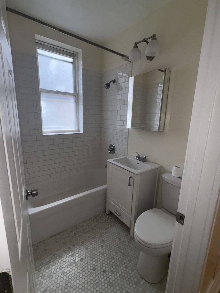 712 West 17th Street - Photo 3 of 6