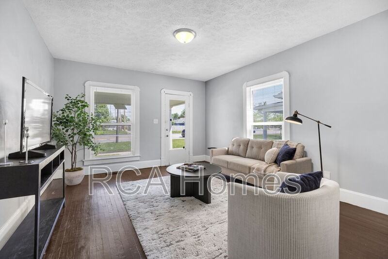 1011 E Raymond St - Photo 3 of 14