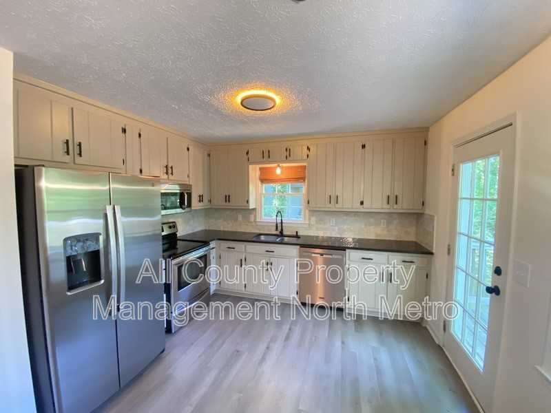 410 Riverlake Ct - Photo 2 of 9
