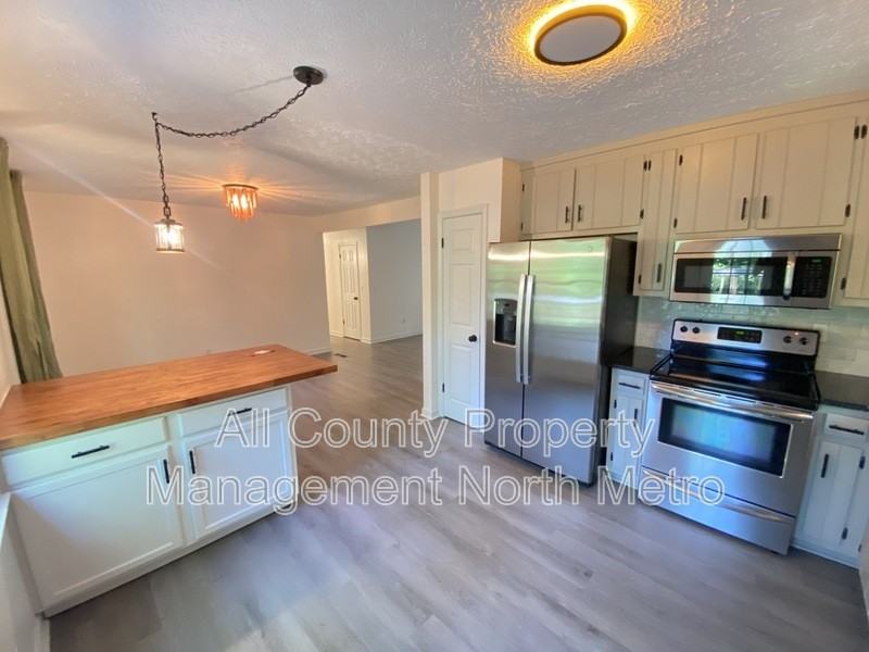 410 Riverlake Ct - Photo 3 of 9