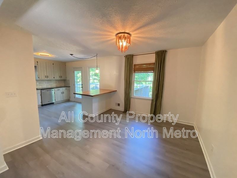 410 Riverlake Ct - Photo 4 of 9