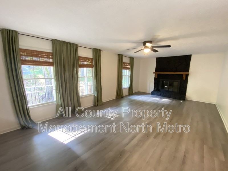 410 Riverlake Ct - Photo 5 of 9