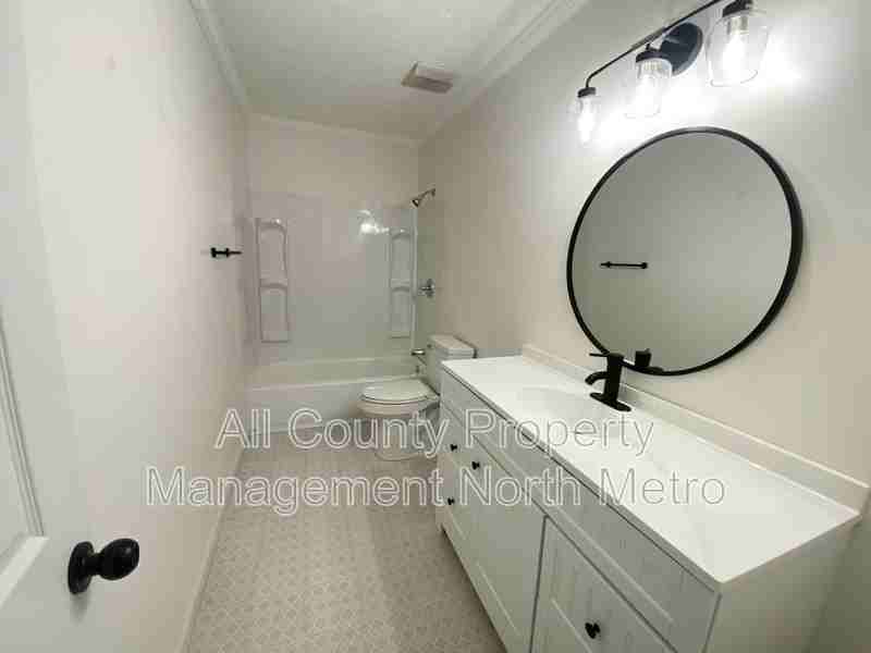 410 Riverlake Ct - Photo 6 of 9