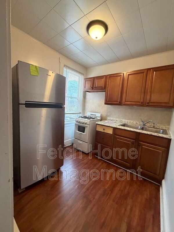 422 W King St #1stFL - Photo 4 of 8