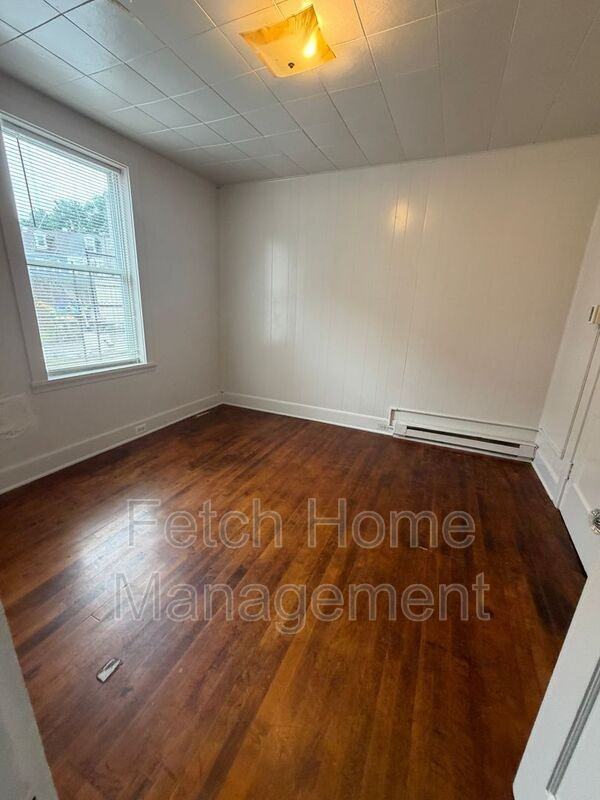 422 W King St #1stFL - Photo 7 of 8