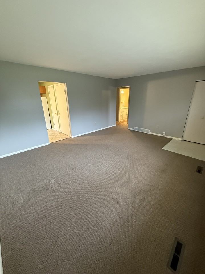 2637 Mansfield Drive - Photo 4 of 20