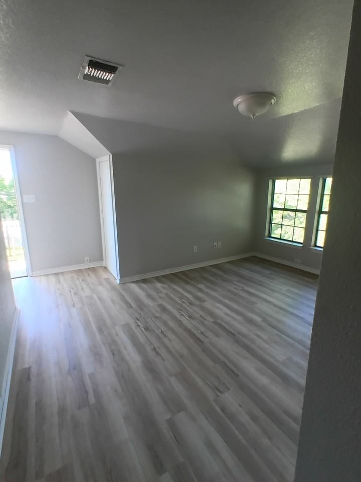 Bonny Apartments - Photo 2 of 9