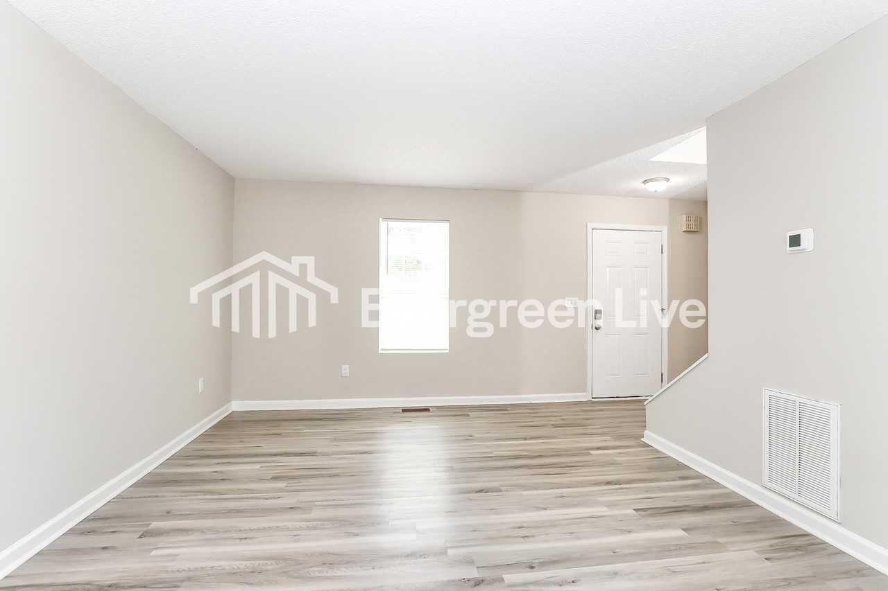 109 Duffy Ave - Photo 4 of 15