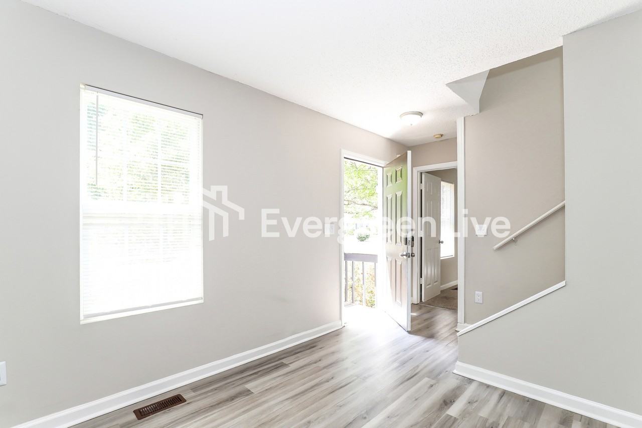 109 Duffy Ave - Photo 5 of 15