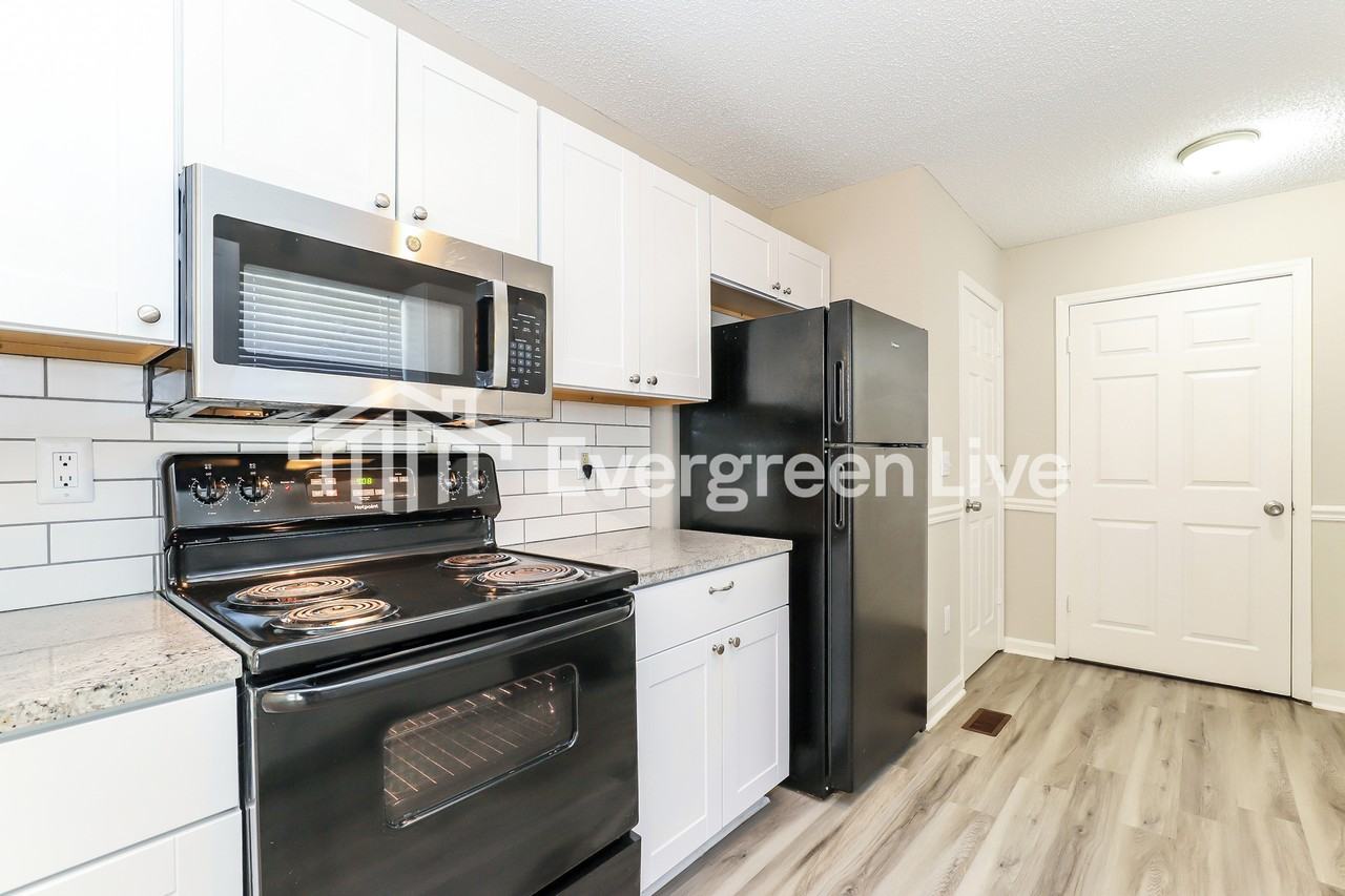 109 Duffy Ave - Photo 7 of 15